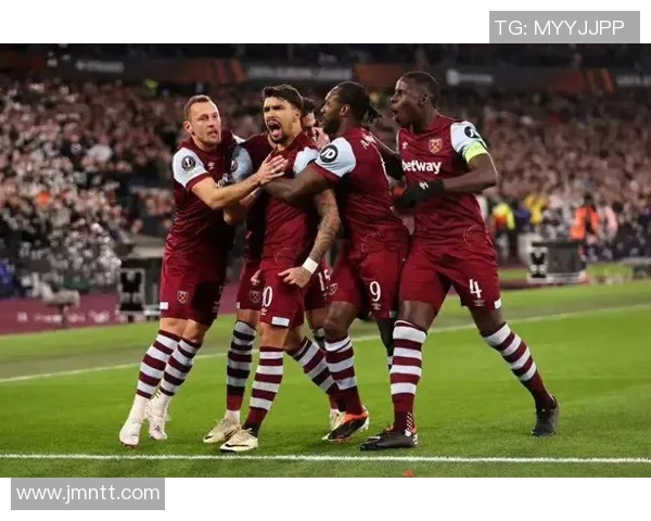 欧冠激战莱万关键时刻扳平比分助球队逆转局势