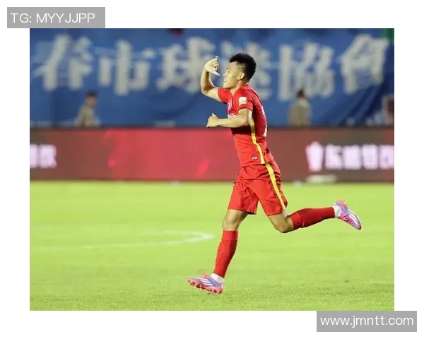 谭龙助力中国足协杯精彩对决展现足球激情与团队精神 谭龙助力中国足协杯精彩对决展现足球激情与团队精神